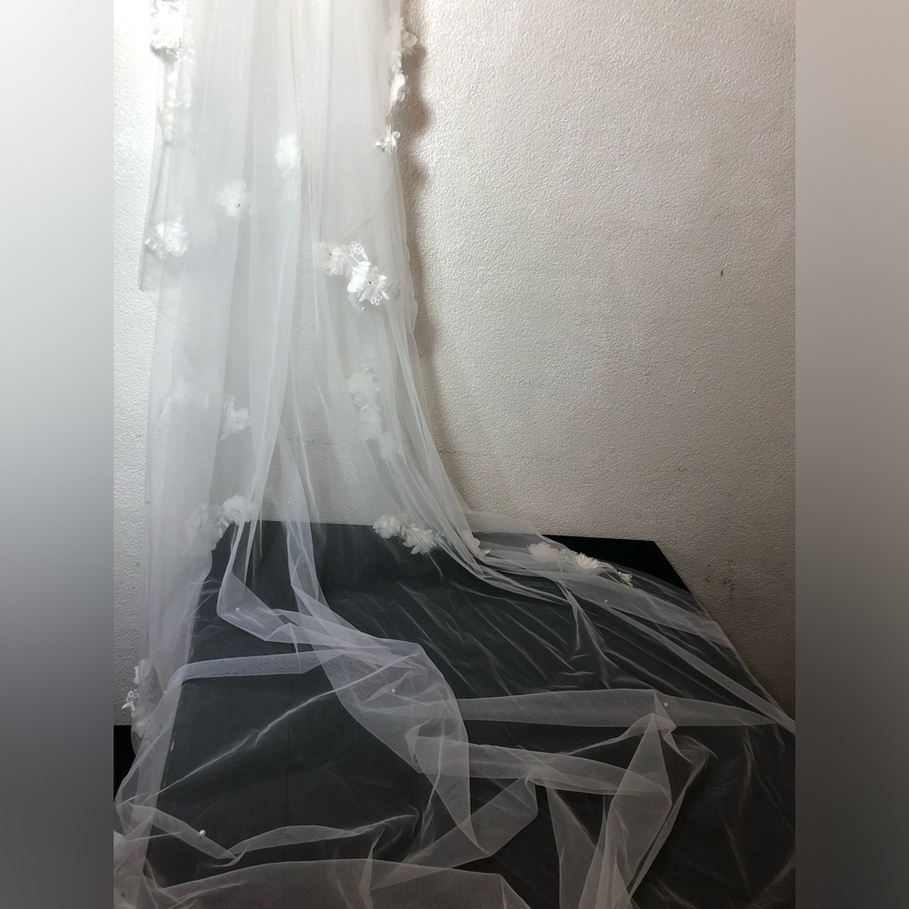 White Floral Long wedding veil, 120 inches long and 70 inches wide. - Picture 5 of 10
